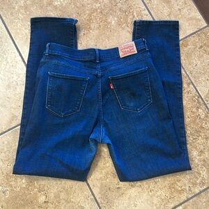Levi’s Classic Straight Jean Size 30 waist CA00342
Dark Wash